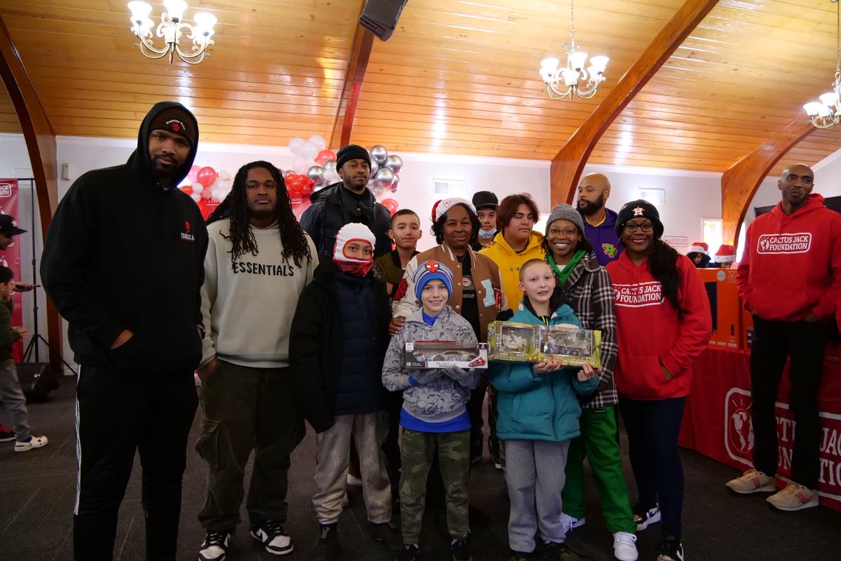 yournextbest's tweet photo. The Cactus Jack Foundation and @trvisXX brought joy to so many children in Houston's historic Sunnyside community at the annual "Winter Wonderland &amp; Toy Drive" on December 23, 2022.  

🎅🏾🎄🎁❄️🧸🪀⛄️

#TravisScott 
#CactusJackFoundation
#HoustonTexas
#PurposeFull 💚💚💚 https://t.co/IwCBhpav0C