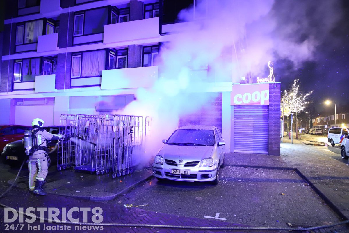 RedactieD8's tweet photo. Aan de #DeColignystraat in #Delft zijn meerdere rolcontainers met karton in brand gestoken. De brandweer van Delft kwam met spoed ter plaatse om de brand te blussen. Een voertuig die naast de rolcontainers geparkeerd stond heeft flinke schade opgelopen door de brand. https://t.co/hQBbWrShTO