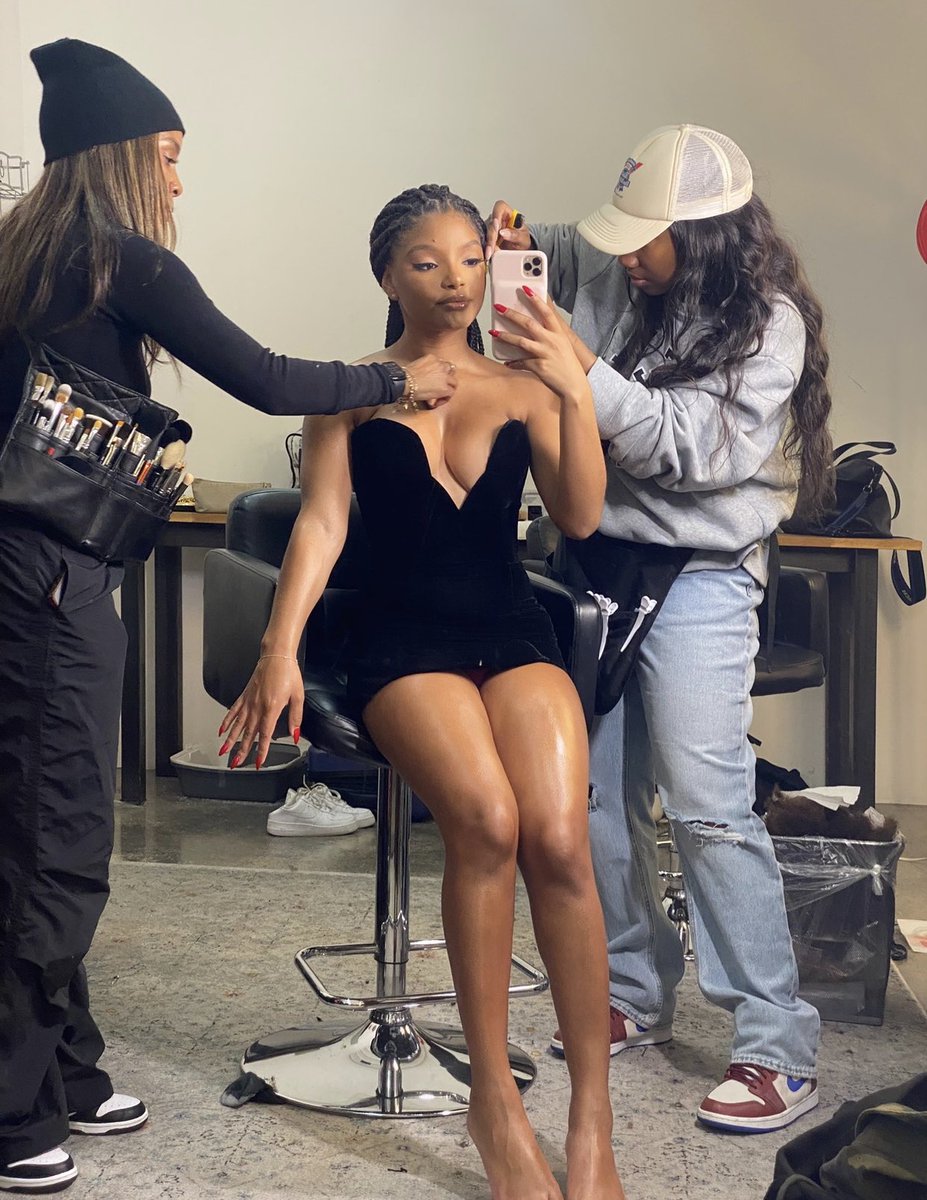 HalleBailey's tweet photo. merry christmas 🎄♥️✨ https://t.co/sRqxYfpQvg