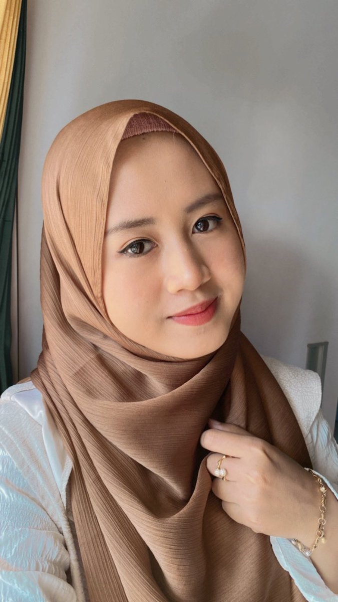 Syifasofi1's tweet photo. @ohmybeautybank Ini pasmina terrr enakeun bahan satin cricle silk premium https://t.co/UO1WTmEvgA