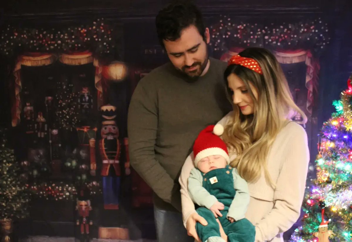 Festive wishes from our newly founded family of three ❤️🧡💙