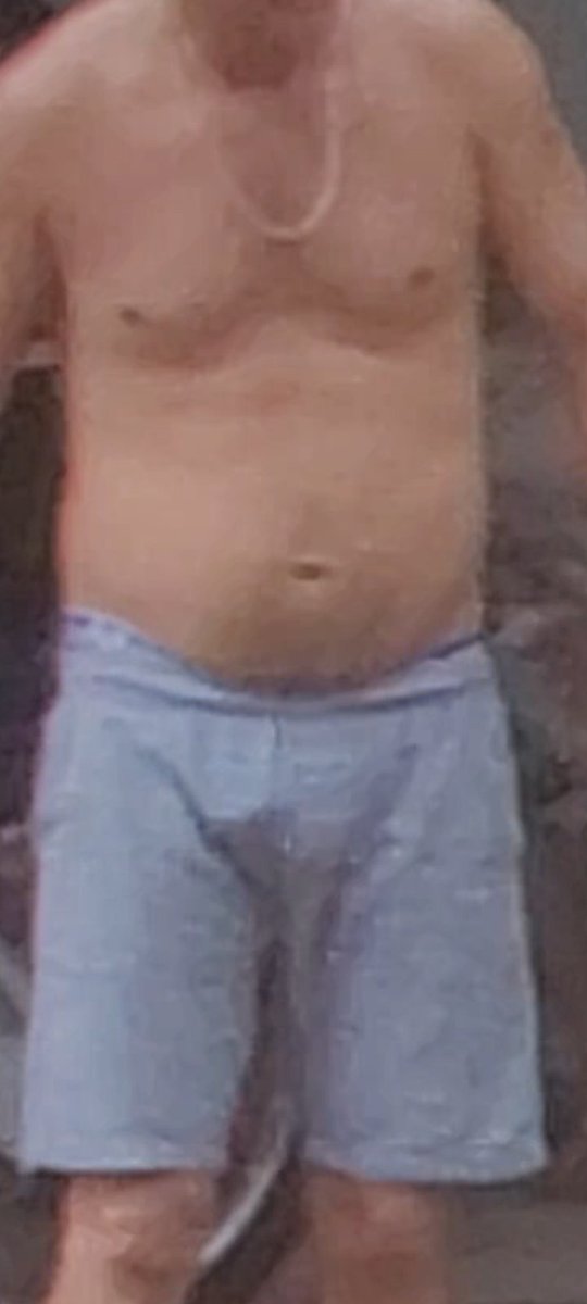 ro_gyn's tweet photo. Passei a manhã pensando como ia fazer o vizinho het entrar aqui em casa, mas consegui kkkk pena que não deu pra gravar #bulge #bulto #volumenacueca #uncut #maludo https://t.co/811uHJLPb2