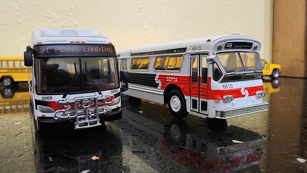 BrandTran's tweet photo. SEPTA Xcelsior 3000 and Flxible 6615 in a totally accurate historical representation of them running in service together on the 21 and 88 😀 #ModelBuses https://t.co/XO6qsqKCL0