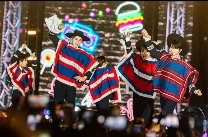 RaySuri98's tweet photo. @IST_THEBOYZ 🥺❤🇨🇱 2022년에 가장 좋았던 건 콘서트에서 만난 거였어 칠레로 꼭 돌아왔으면 좋겠어 너무 사랑해 앞으로도 계속 함께 좋은 추억 만들 수 있었으면 좋겠어 모든게 고마워 
☃️🎄🤗💕❤💕❤💕❤💕❤💕❤
#christmas_with_kevin
#크리스마스는_케빈과_함께 https://t.co/NUDWirSRqE