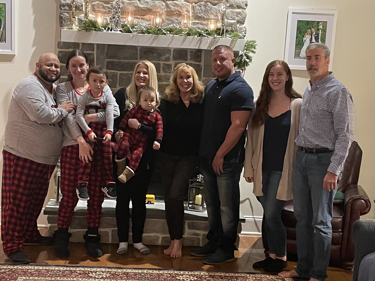 AmyApostolico's tweet photo. Merry Christmas 2022 🥰🎄🥳 https://t.co/eWUj5mIWUX