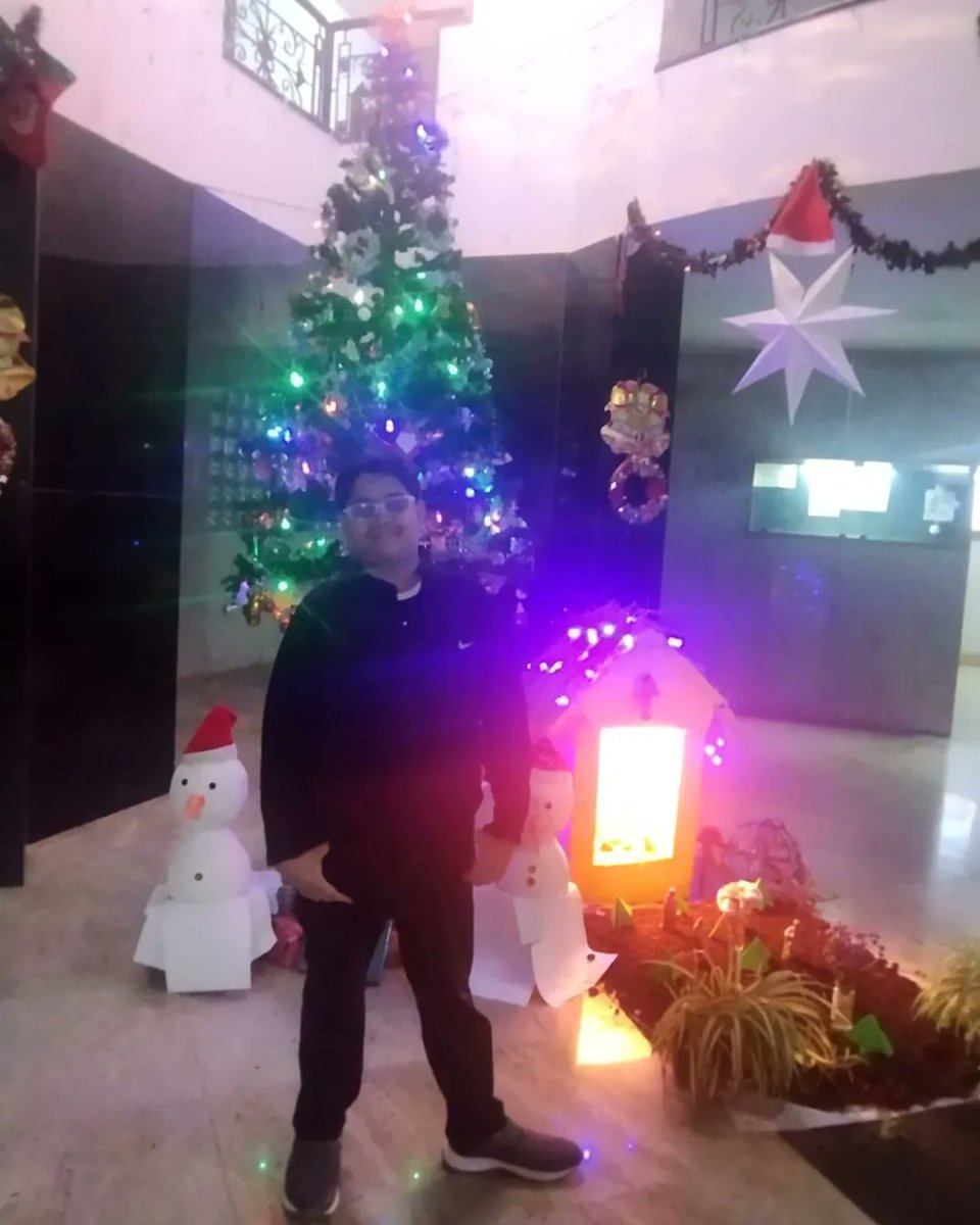 SeemaSheriff9's tweet photo. Merrryyinnnggg on a Merry Christmas night 🥰🥰. 
Friends, kids, cake, chimes and loads of joyous cheer with a dash of free spirit and showers of gifts all add up to     Happiness on a Christmas night. ❤❤
#MerryChristmas 
#friends 
#Happiness 
#joy https://t.co/M7NTwtnPso