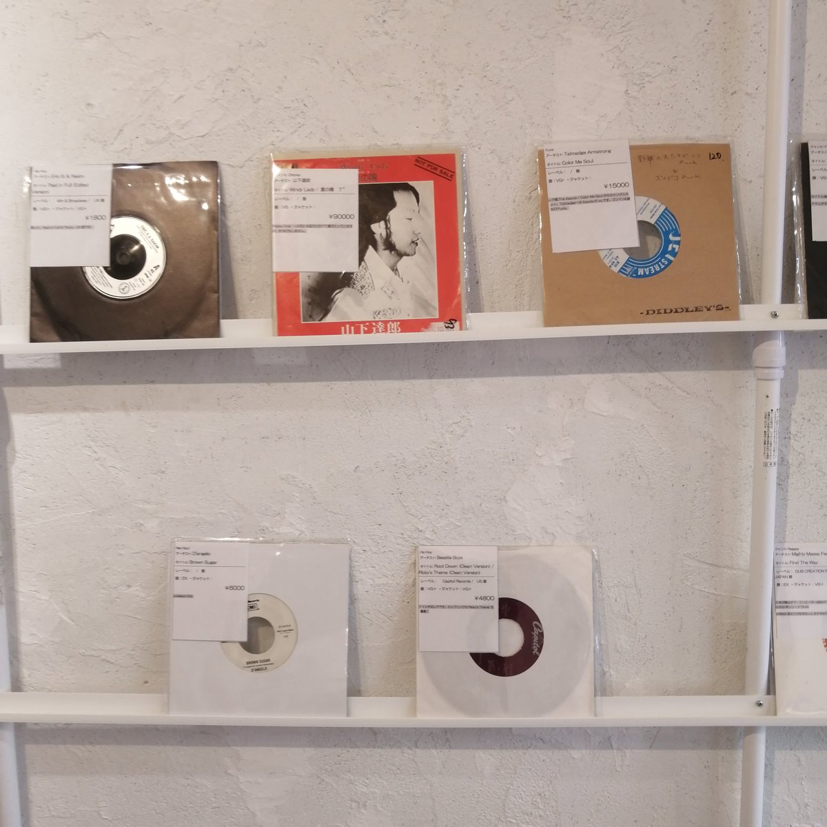 BBR_PopUpStore's tweet photo. 下北沢中古レコードポップアップストアー 最終日オープンしています。今日の壁レコは7インチです。 https://t.co/ZkSTCIliGq