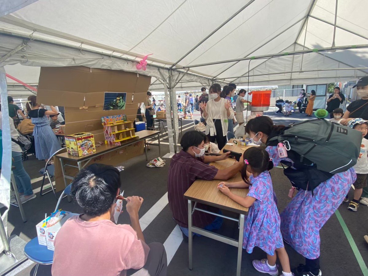 RootSeikei2020's tweet photo. 【子供夏祭り】
夏休みに多世代交流を目的としている子供夏祭りに参加してきました!🏮🍧
今回は屋台の準備から運営まで自分たちで行い、問題点も多く出てきましたが、たくさんの子供たちに喜んでもらうことが出来ました✨
#春から成蹊
#ボランティアサークル
#成蹊大学
#RootSeikei https://t.co/P5WWscUcBh