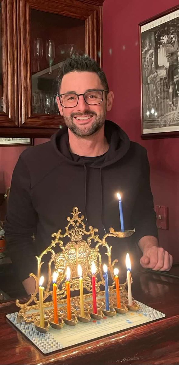 Vandy Men’s 🏀 Director of Scouting & Recruiting David Gale enjoying a full menorah on the last night of Hanukkah. 🕎

#JCA | #CoachesLightCandles | #HappyHanukkah