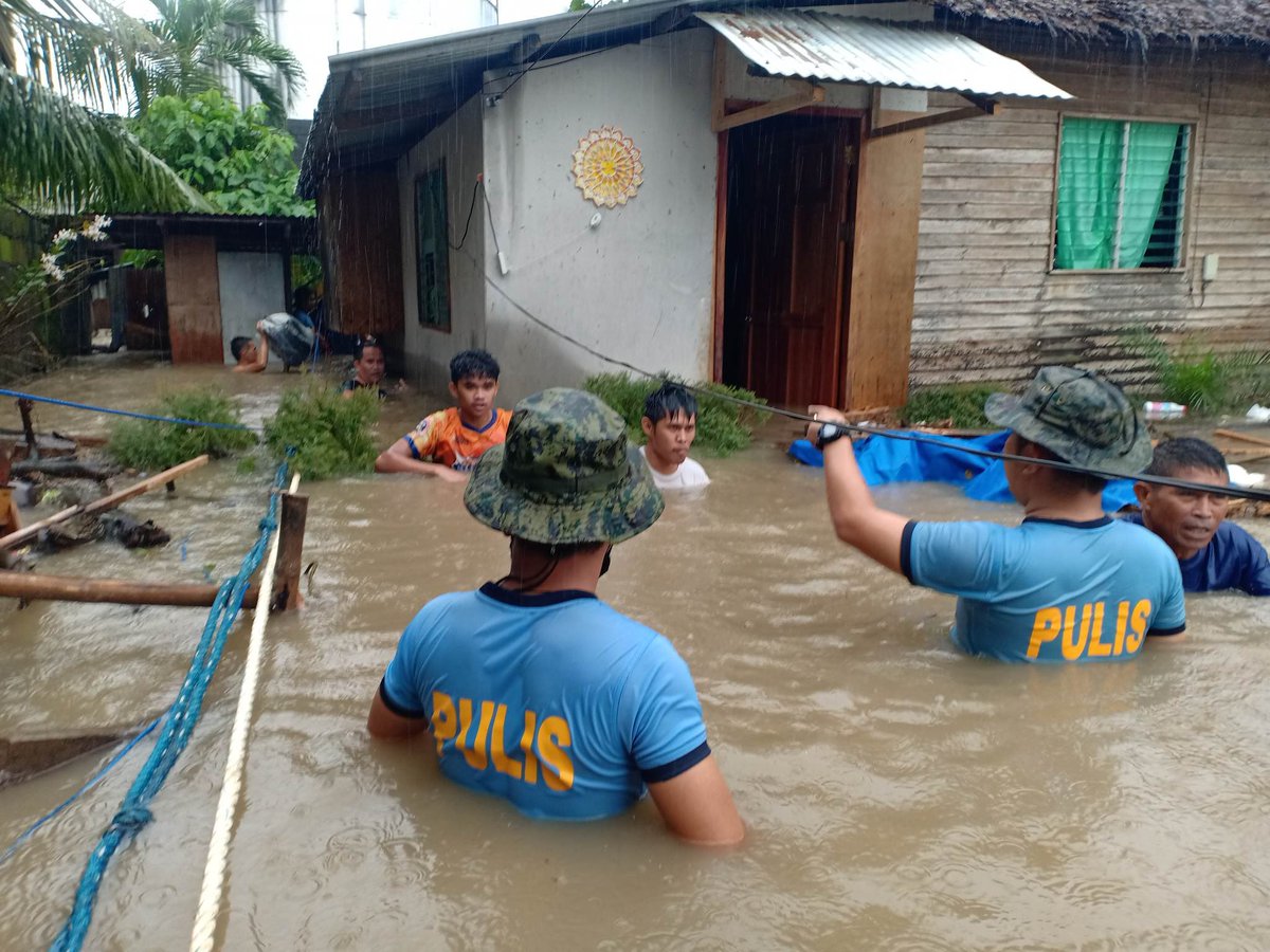 vforviktorrrrry's tweet photo. Hello everyone, Misamis Occidental in Mindanao experienced severe flooding due to non-stop rain. Pray for Mindanao! Please share po. 
#MindanaoNeedsHelp #Mindanao https://t.co/MkznGpyKhg