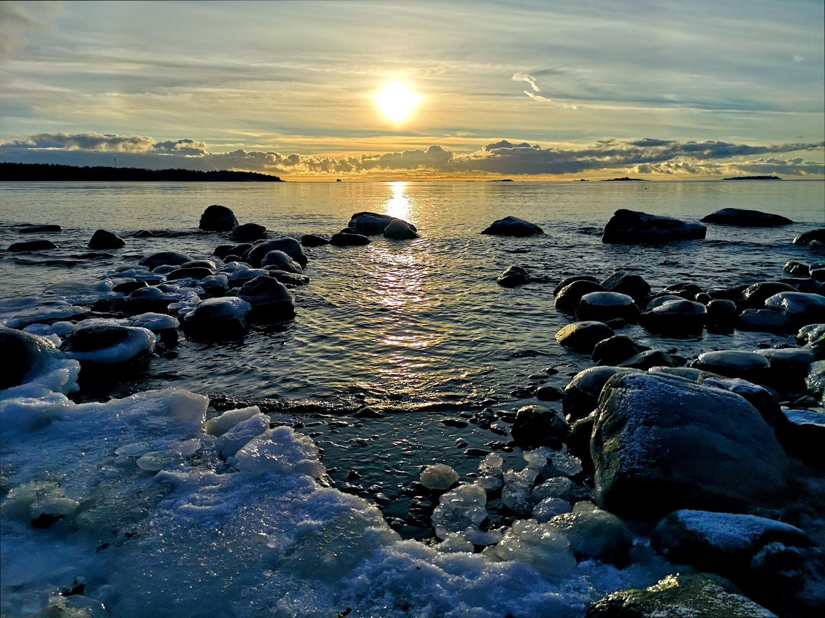Laku_Lance's tweet photo. Happy Holidays
#Helsinki #Finland #photography #StormHour #travel #Photograph #weather #nature #Sunrise #morning #clouds #winter #landscape #ylesaa @ylesaa #visitfinland #visithelsinki #discoverfinland #wanderlust #MerryXmas #MerryChristmas #MondayMotivation https://t.co/ce8vuHKy0F