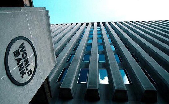 البنك الدولي: المواطنون الكويتيون اعتادوا على أن الدولة توفر لهم الوظائف في القطاع العام وبرواتب سخية مع مزايا أخرى ولكن ذلك لن يدوم في العقود القادمة ونسبتهم بلغت 90% وإنخفاض المستوى التعليمي في الكويت له تأثير مباشر على الكفاءة وتوظيف الأجانب.