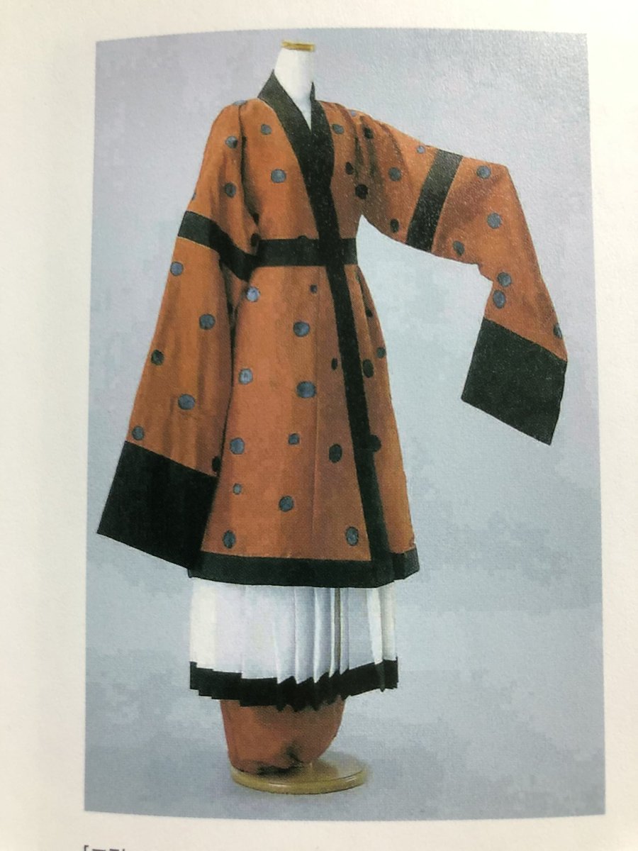 복식사 또 하나 추천하는 책은 마찬가지로 채금석 교수님이 쓰신 <세계화를 위한 전통한복과 한스타일>. 촌스러운 표지와는 달리 내용이 매우 알차다. 저고리 유물 사진과 현대 복원품 사진을 수록하여 초심자에게 도움이 되는 책이다. 특히 고구려 백제 신라 쪽 사진 자료가 매우 풍부.