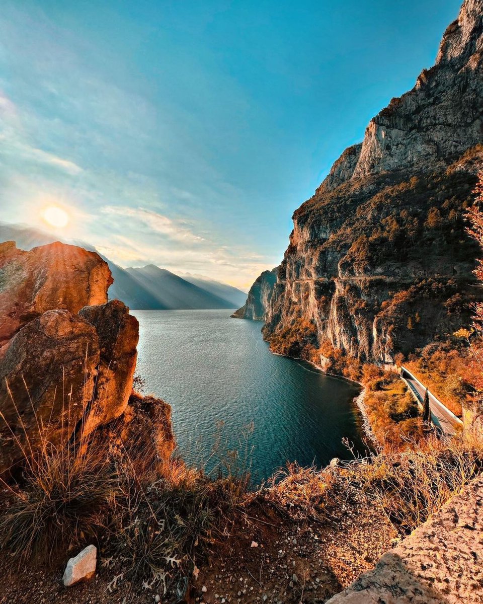 GardaOutdoors's tweet photo. Il sentiero del #Ponale si trova a due passi dal centro di Riva del Garda, da cui inizia in dolce salita questo meraviglioso percorso #trekking e mountain bike #MTB.
https://t.co/QbXqadYtim
#gardaoutdoors #gardaexperience
📸IG alessandracucchiara https://t.co/d3SOx98K3B