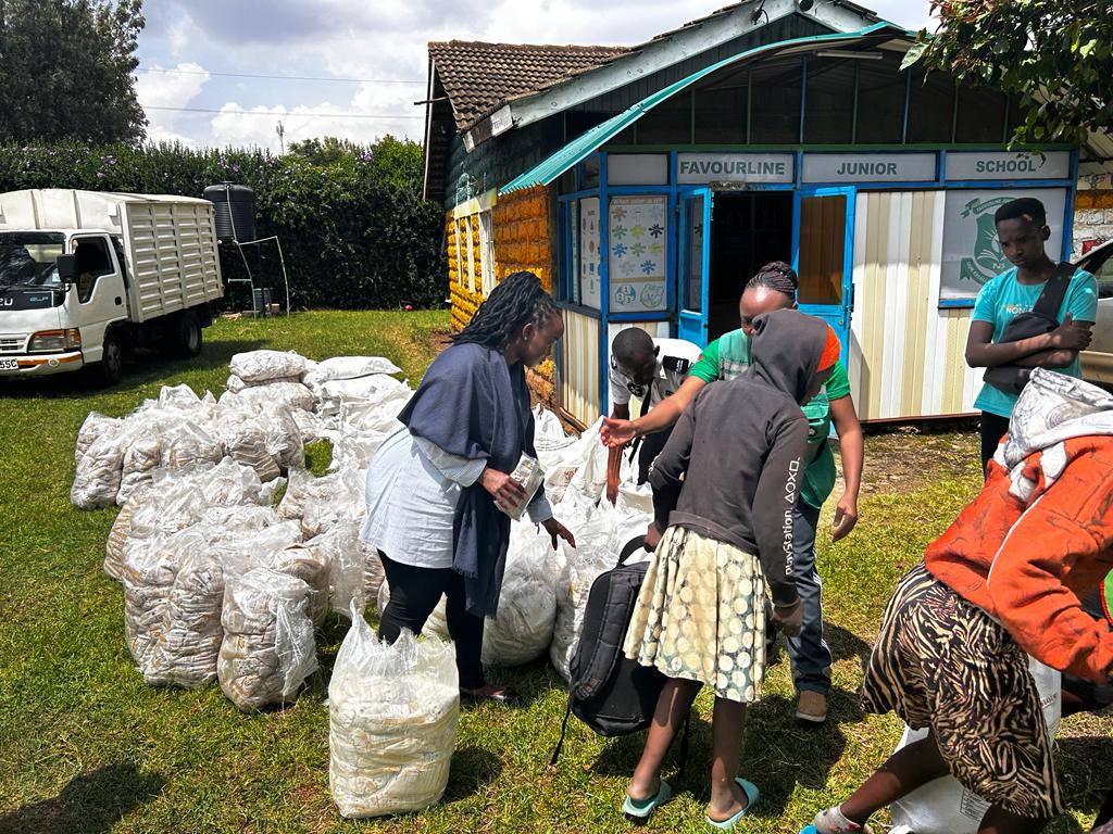 Prior_Ke's tweet photo. Our volunteers joined in various local campaigns to bring warmth,cheer and the holiday spirit in their communities this season. Wonderful π π
#TheseasontoGive
#InServiceToHumanity
#OneStJohn https://t.co/drxHMAXVIn