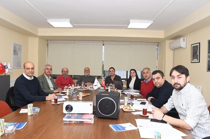 KentTurkiye's tweet photo. Türkiye Kent Konseyleri Platformu Yürütme Kurulu, İzmir Kent Konseyi’nin ev sahipliğinde 28. Dönem 3. Yürütme Kurulu toplantısını gerçekleştirdi.

Yürütme Kurulu üyeleri toplantı öncesi İzmir Belediye Başkanı Tunç Soyer’i de ziyaret etti. https://t.co/vdl60pwRiy
