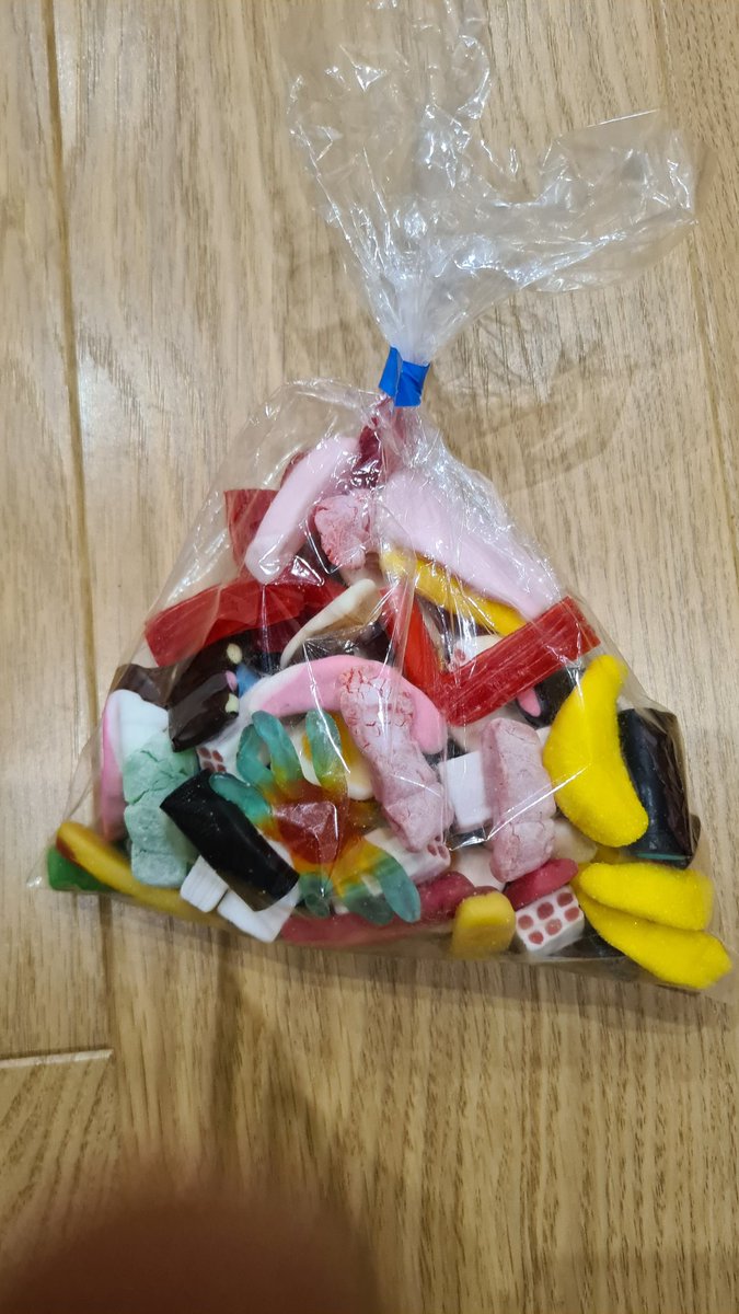 nutrinsumiso's tweet image. Ahora entiendo los altos índices de obesidad infantil @JulioBasulto_DN. Aquí está la prueba. Resulta que el Olentzero (el Papa Noel de Euskadi) va dejando en todas las casas este tipo de paquetes de gominolas. A ver tampoco es de extrañar, el propio personaje tiene sobrepeso 🤷🏻