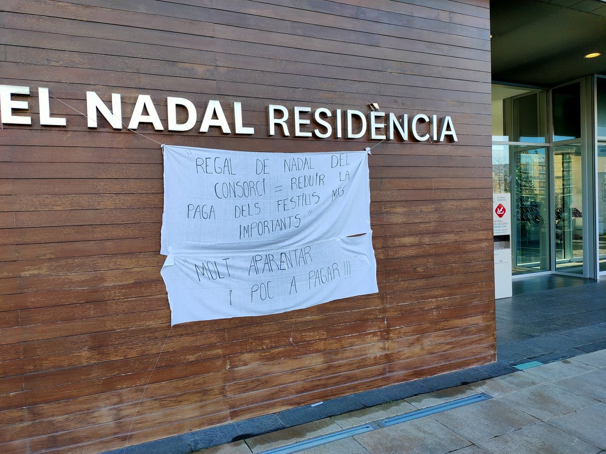 Nadal visitant família dependent súper ben tractada a la residència del Nadal de Vic. Ens hi trobem amb la protesta del personal. De moment, en forma de pancartes a la façana pel "regal de Nadal" que els ha fet el Consorci. Tot el suport, i més! Menys aparentar i més pagar!