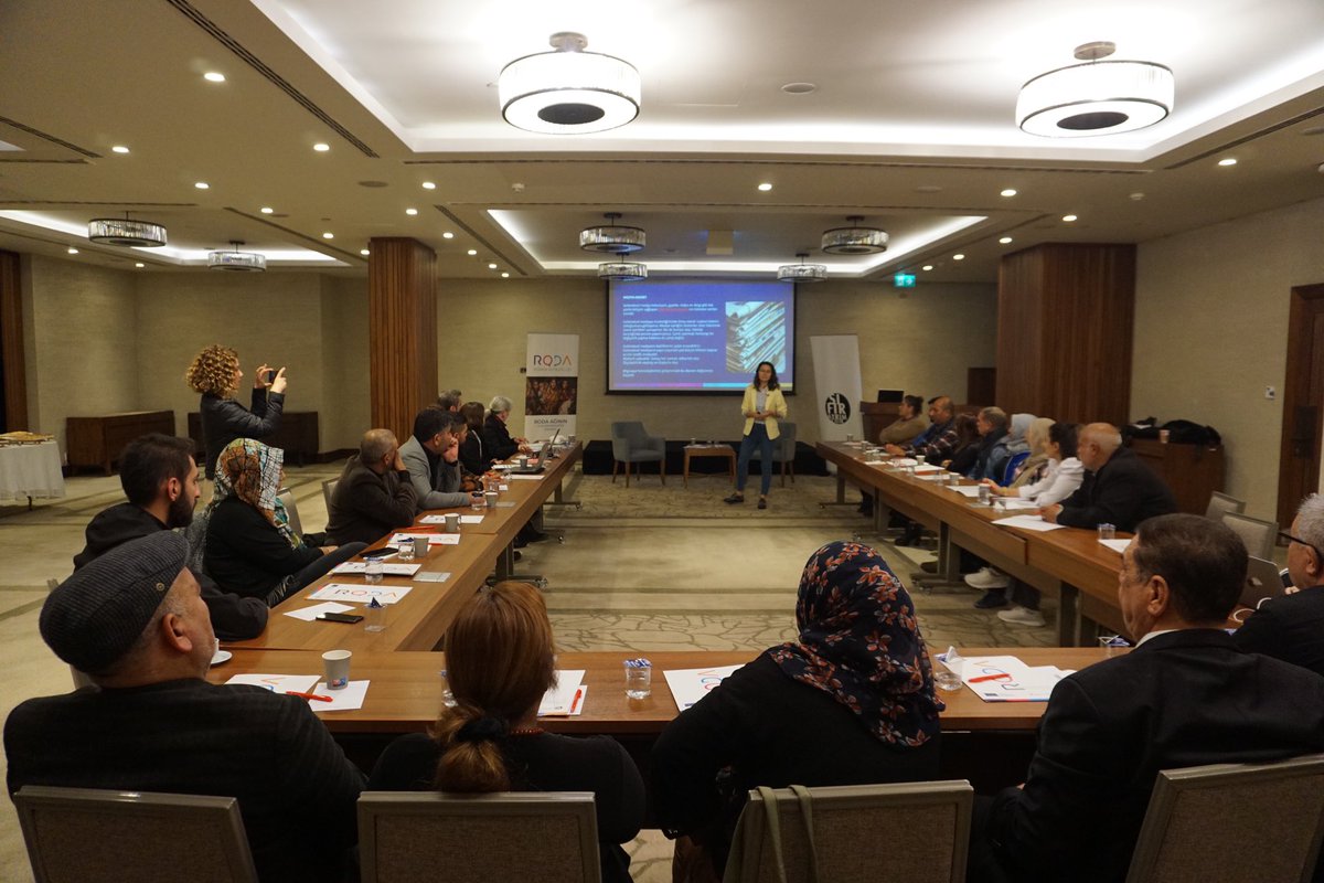 sifirayder's tweet photo. #RODA Bölge Toplantısı, İletişim Uzmanı @HemraNida ‘nın gerçekleştirdiği "Dijital Dönüşüm Stratejileri" atölyesiyle devam etti.

Dijital d��nüşüm kavramının derinlemesine tartışıldığı atölyede, sivil toplumun dijitalleşme olanaklarından bahsedildi. 

@romandiyalogagi https://t.co/URExe3E38D