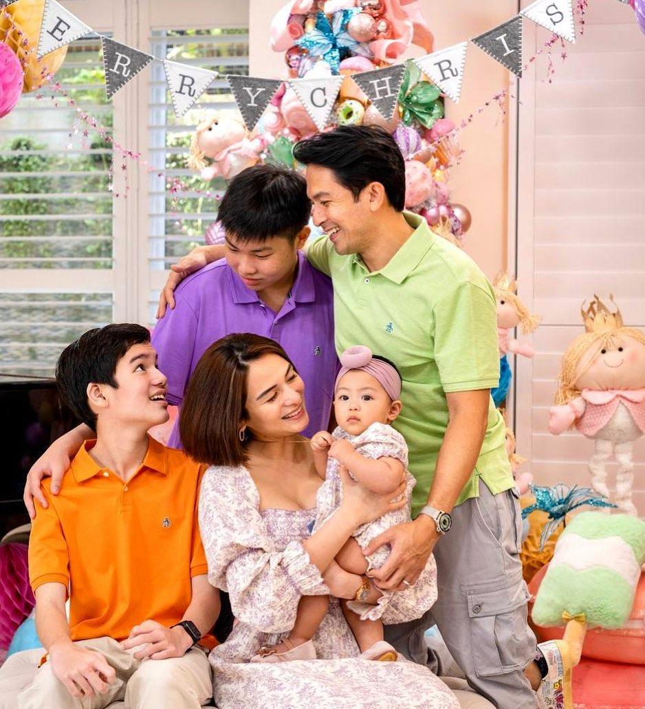 'HAPPY HOLI-DAZE' 🎄☃

LOOK: Actress Jennylyn Mercado shares a beautiful family photo on Instagram to mark her holiday season celebration with her husband Dennis Trillo and their kids.

 📸: Jennylyn Mercado/IG #CDNDigital #CDNDEntertainment