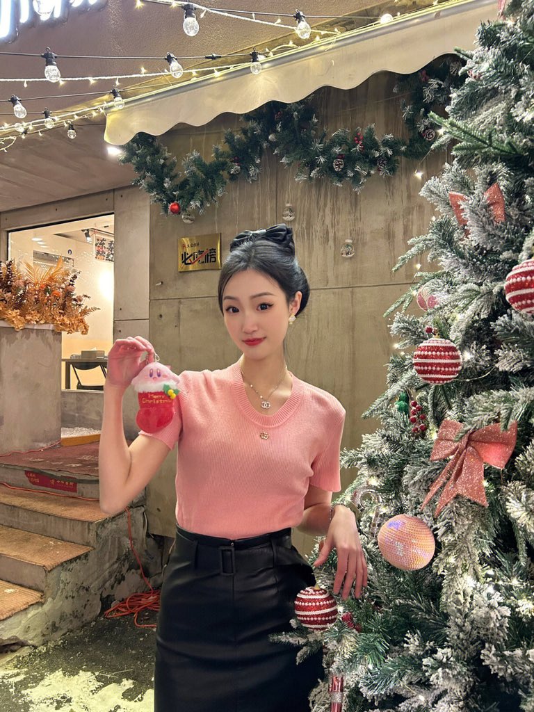 xiax335's tweet photo. 圣诞快乐 有没有圣诞老人 https://t.co/SqDx6IuS2b