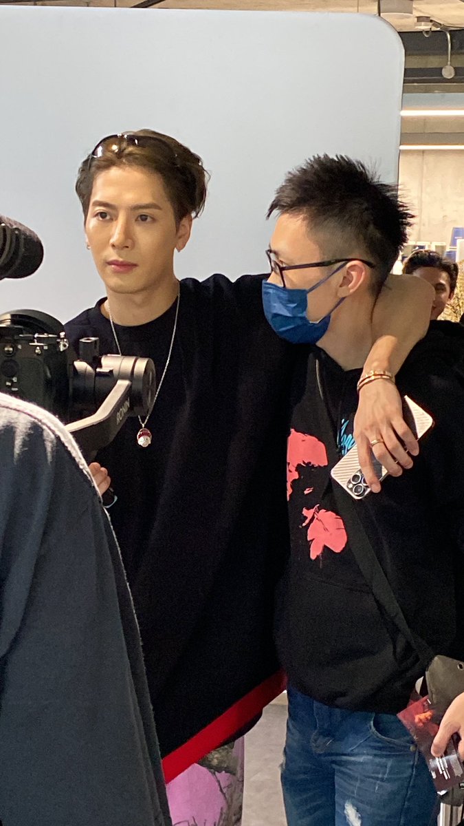 asiaonecom's tweet photo. Thatโs the end of #JacksonWangโs last event in Singapore! Till next time ๐ซก #sgfashioncouncil #designorchard #JacksonWanginSG #MAGICMAN #magicmanworldtour #teamwang #JacksonWangWorldTour https://t.co/0laIHTi9G9