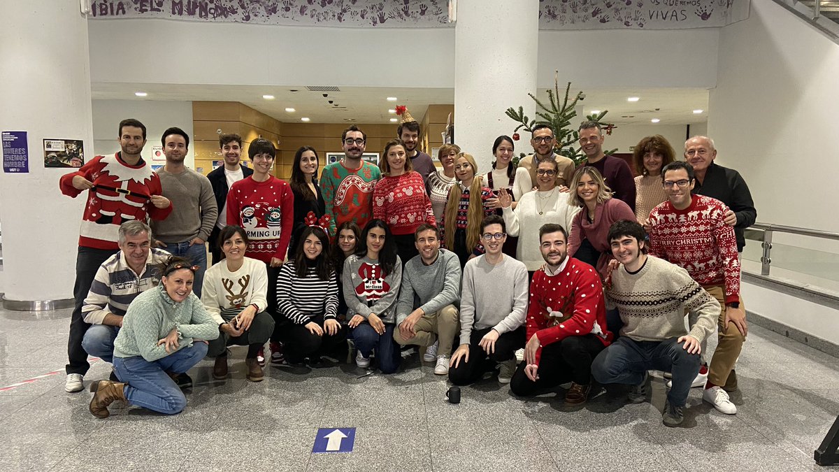 CarlosBueRod's tweet photo. Este el equipazo que junto a muchos compañeros más (técnicos, centros territoriales y corresponsalías) os han llevado toda la información a través del @telediario_tve en este fin de semana de #Navidad.

¡Feliz Navidad 🎄 y buenas noticias! https://t.co/jlptzW5hP6