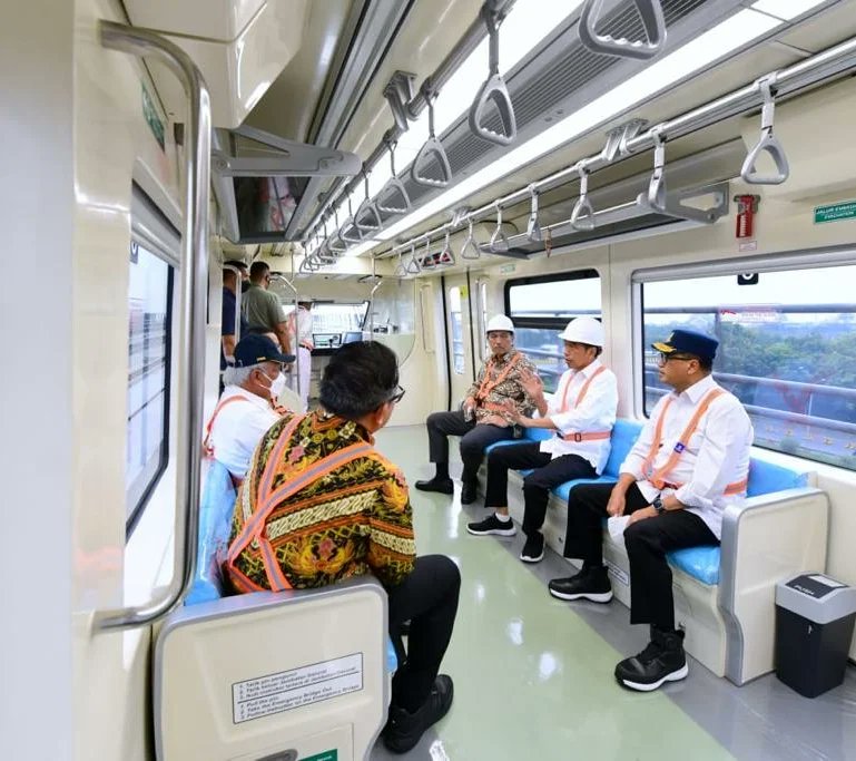 Uji coba proyek kereta LRT Jabodebek pagi ini berjalan lancar. Pukul 8.16 pagi, kereta LRT TS 23 dengan 6 gerbong yang membawa saya di gerbong pertama meninggalkan Stasiun Harjamukti menuju Stasiun TMII. Perjalanan 9 km ditempuh selama 12 menit dengan kecepatan kereta 80 km/jam.