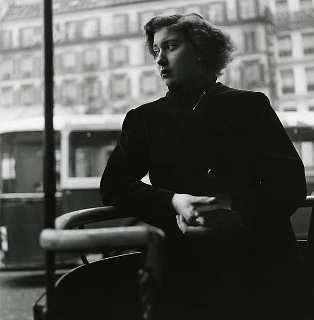 ParisAMDParis's tweet photo. Jules Aarons 📷
Jeune femme dans un bus à plate-forme 
c.1953. Paris https://t.co/qVey15CFUw