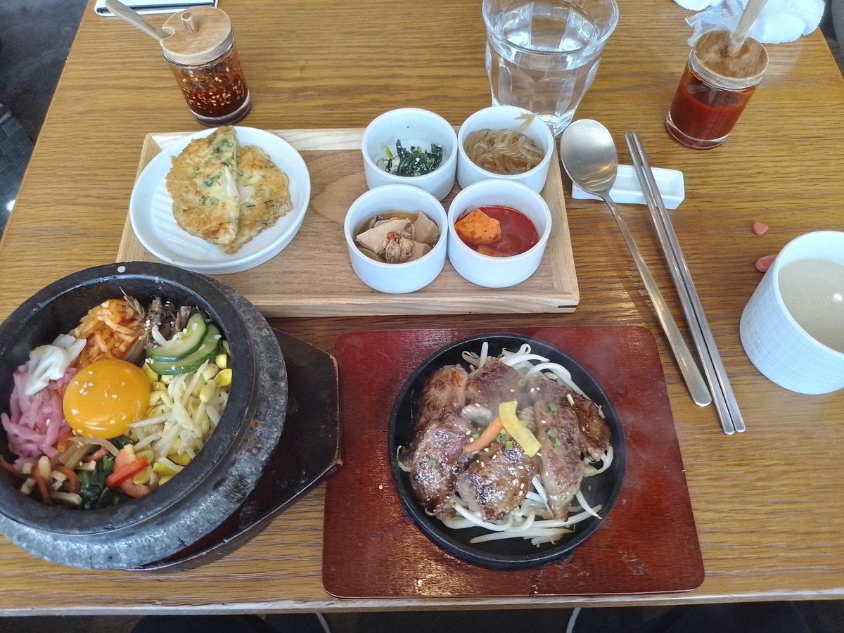 JensAusHamburg's tweet photo. Ein brodeln #kochender #Reistopf mit #Gemuese & #Eigelb.
Mit #Sprossen bruzelnde #Steakpfanne. #Gemuese_Kartoffel_Puffer.
#Suppe mit #Gefluegeleinlage. Verschiedene #Salate. #Wasser. Sehr #scharfe #Saucen.
#LunchForChampions https://t.co/gnsSs6vrm4
