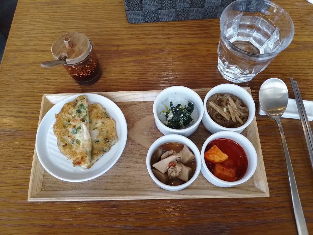 JensAusHamburg's tweet photo. Ein brodeln #kochender #Reistopf mit #Gemuese & #Eigelb.
Mit #Sprossen bruzelnde #Steakpfanne. #Gemuese_Kartoffel_Puffer.
#Suppe mit #Gefluegeleinlage. Verschiedene #Salate. #Wasser. Sehr #scharfe #Saucen.
#LunchForChampions https://t.co/gnsSs6vrm4