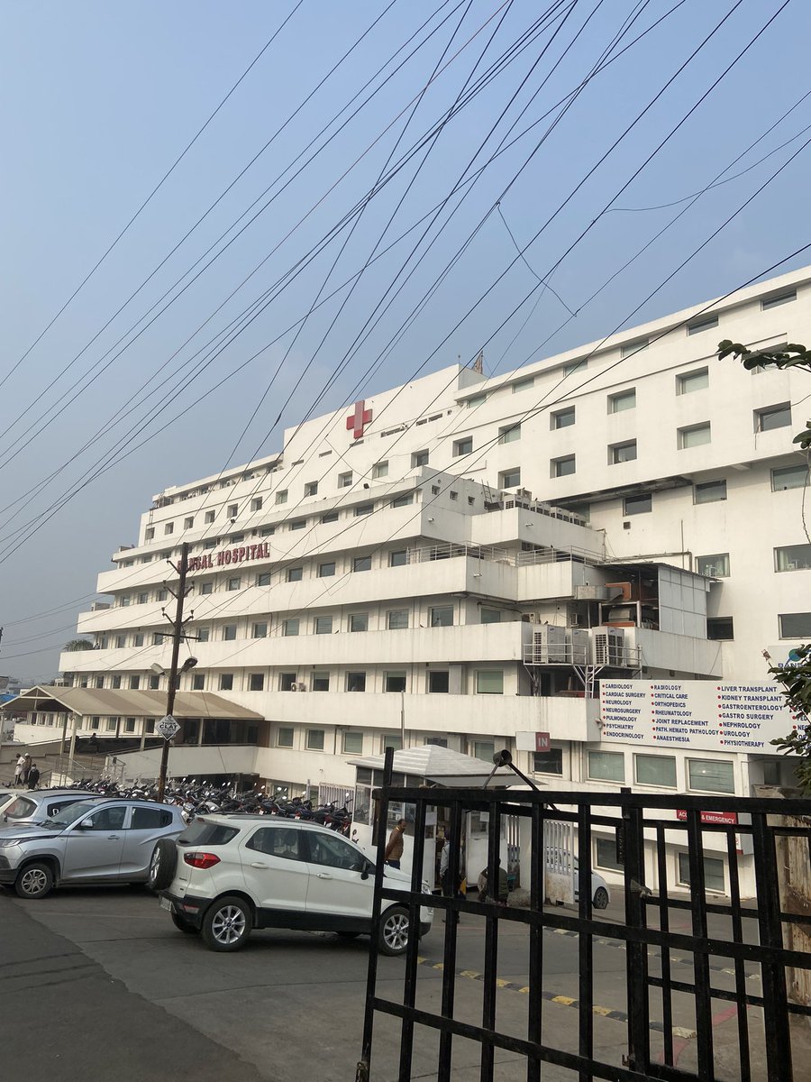 Nikhil2813's tweet photo. Bansal hospital as they tell them world class hospital in Bhopal (M.P) with 300 bed and super facilities with latest technology does not have parking facilities for their patients they have to make running road as their parking area. @BJP4MP @TOIBhopalNews https://t.co/xlYKyRV8FT