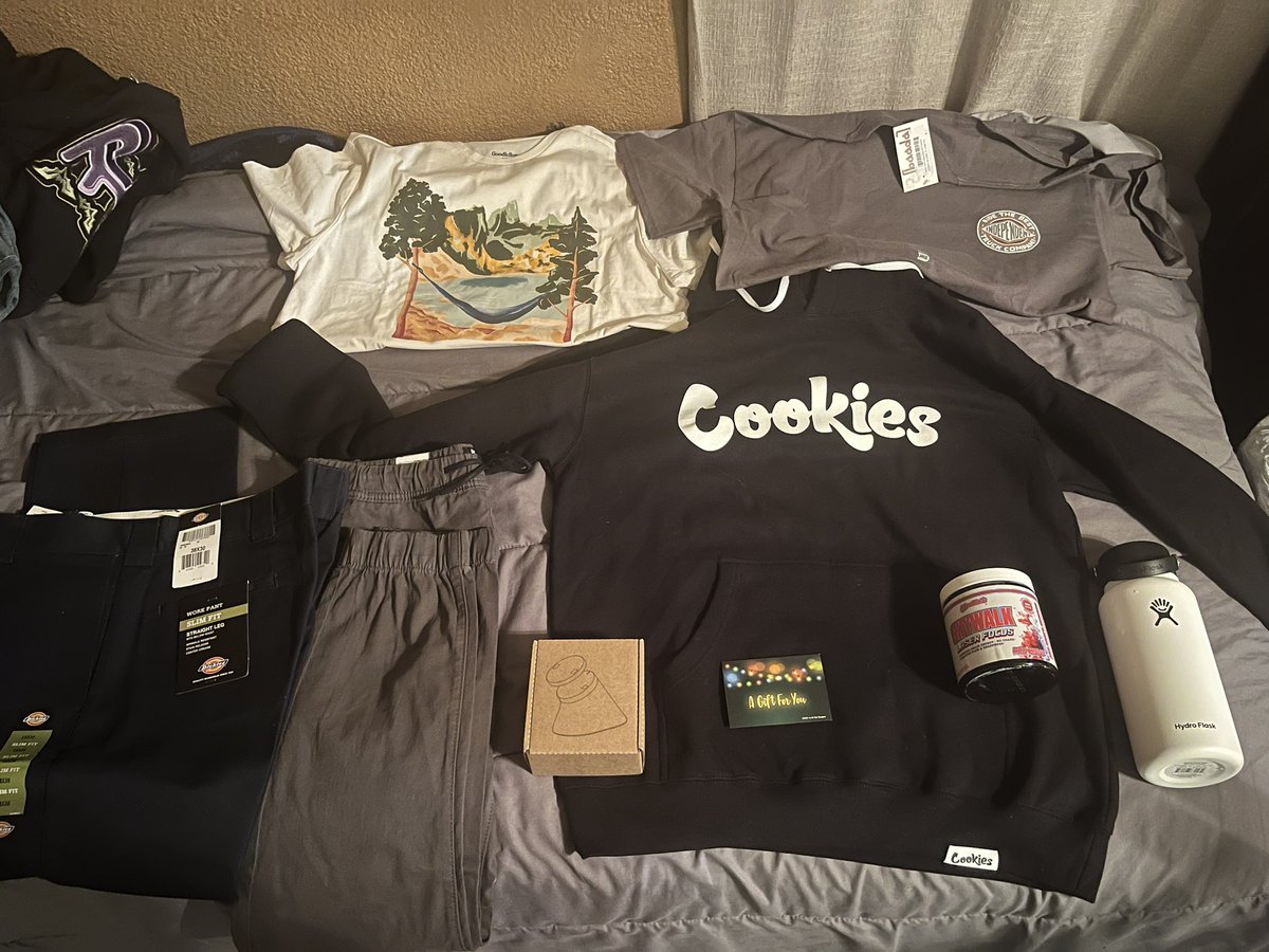 0x2eli's tweet photo. Shoes ain’t come yet cuh #morpresents https://t.co/EiHleZZ5Xc
