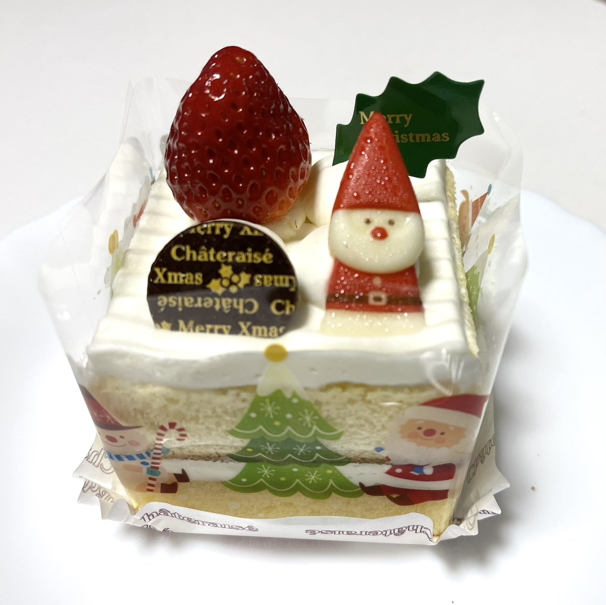 🍰Xmasサンタのプレゼントショート🍰 サンタとイチゴ、ホイップチョコをトッピング。スポンジでホイップクリームをサンド。見た目が可愛くてXmasにはピッタリ、ヨロコビー！