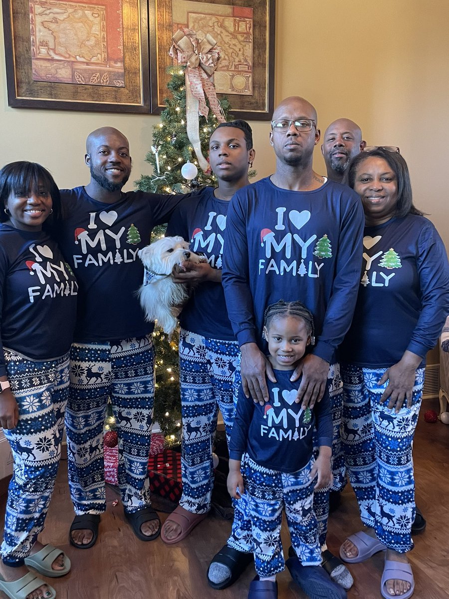 unoCP_'s tweet photo. Matching pajamas doe. Got the whole fam in the @oofos! #theOOcrew #feeltheOO https://t.co/iZZ4Dryua5