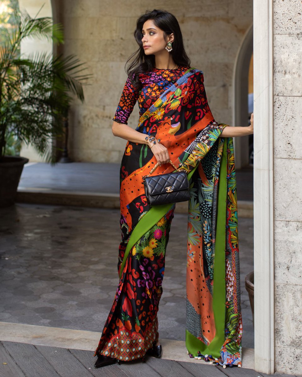 Pakistan’s exceptional fashion photographer and global Influencer, Muzi Sufi is truly a vision to behold in ‘Zene’.  With vibrant hues of tangerine, cerulean, azure, scarlet and citrine yellow, this stunning pure silk saari is a masterpiece ideal for Alfresco affairs and soirées.