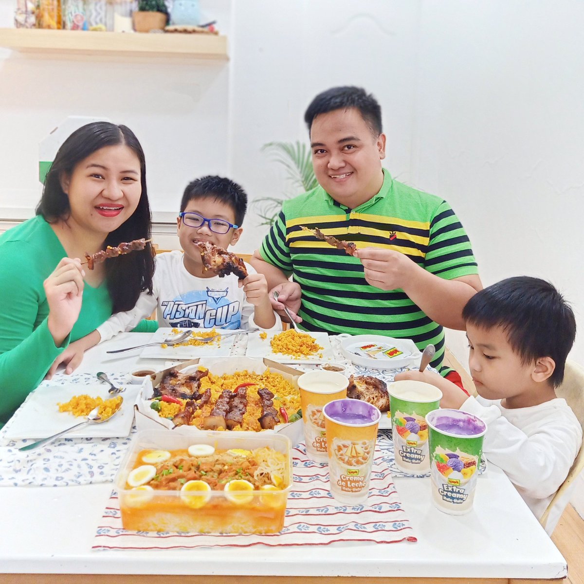 dearmomsph's tweet photo. Family Gathering? Perfect ang Palabok Family Size at New Family Fiesta with 3 Mang Inasal Paa, 6 Pork BBQ &amp; Java Rice. Plus, Creamy Halo-Halo at Crema de Leche Halo-Halo . Order now! available for delivery and take-out! https://t.co/oH74ZKLepi  @iammanginasal #dearmompsh https://t.co/xDAer4Bk8a