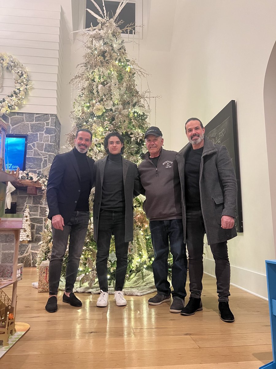 Merry Christmas ⁦<a href="/CFerraro1513/">Chris Ferraro</a>⁩ ⁦<a href="/evanferraro80/">Evan Ferraro</a>⁩ and Poppy $ 🎄