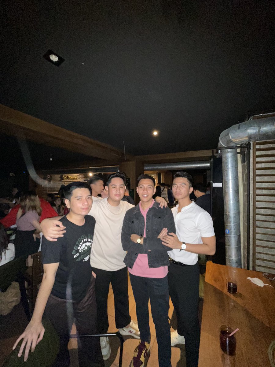 kulaswanders's tweet photo. my family away from home 🫶🏻 @nadsarcia @DaveRivera_ @owamazing_ @dmncmgdn @mcdofrieszx @DavePascasio mia: @damagedgo0die &amp; migs https://t.co/Efgxy7OXnM