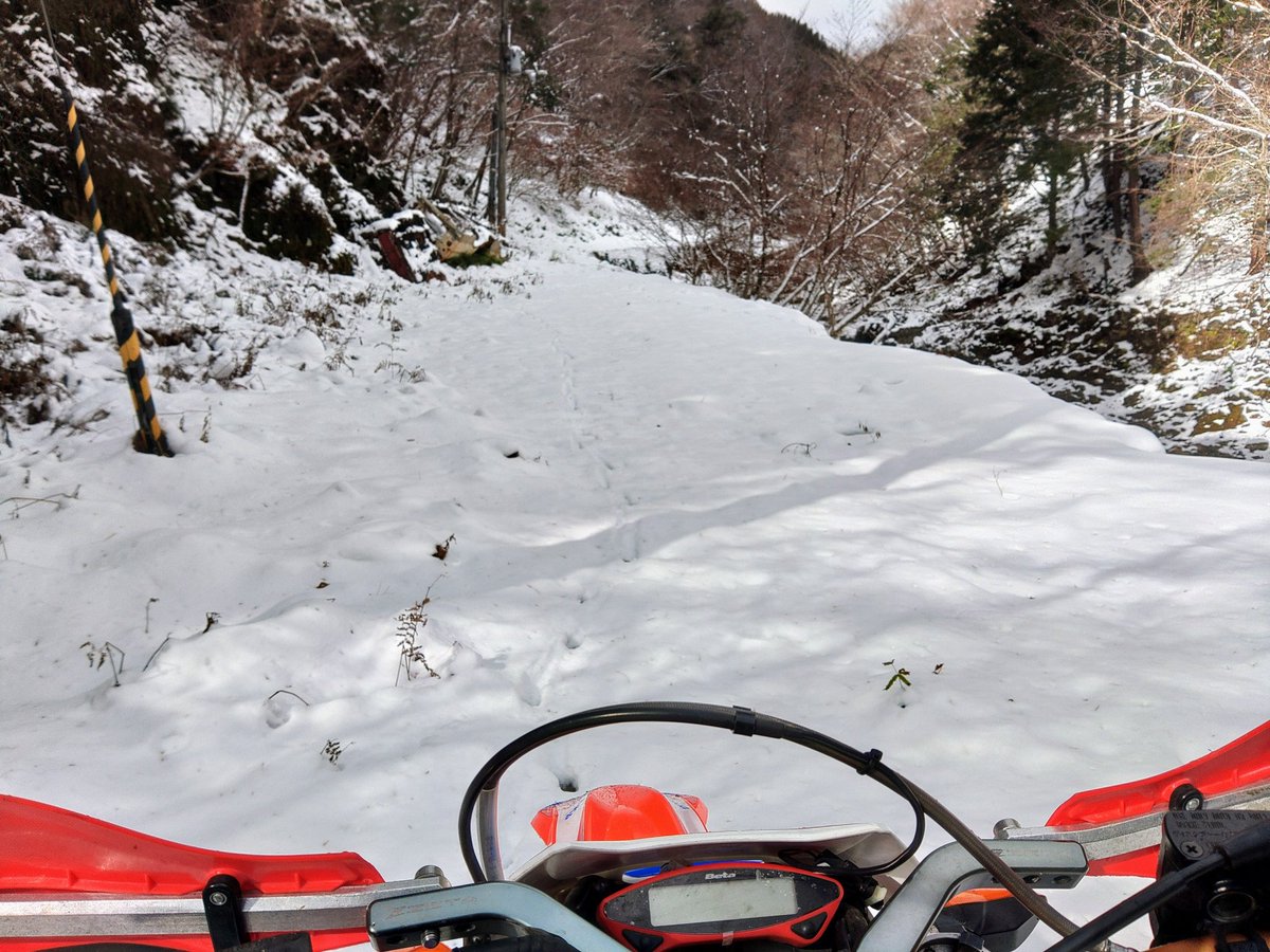 BlueWing_osaka's tweet photo. ホワイトクリスマスな日は野迫川村をRR4T480と2台で雪中ツーリング
数本走り最後は登りきった先にごまさんスカイタワーが見える林道
１m近く積もってるとこがあっても3速～4速全開タイヤの回転でクリア💨
着いたらサイレンサーのパンチング真っ赤っか🔥(笑)
#林道ツーリング
#BETA
#2st300
#4st480 https://t.co/qPkYasu2jD