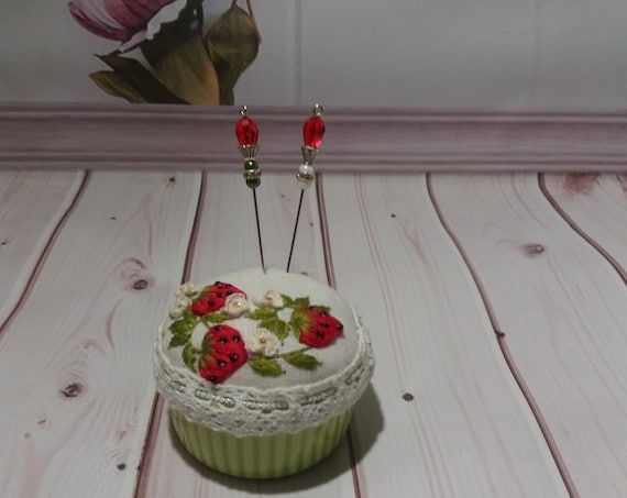 solodiliva's tweet photo. Handmade pincushion,strawberry pincushion,Brazilian embroidery,Sewing https://t.co/gggE3nsuip via @EtsySocial  #vintage #gift #strawber https://t.co/psadAWeD3U