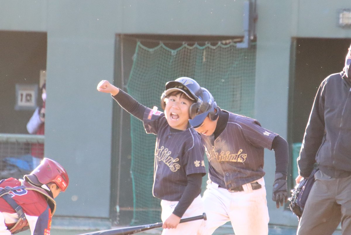 FRaijins's tweet photo. 2022.12.25
グランドチャンピオン大会２日目⚾
ベスト4をかけた試合の相手は大崎ジュニアドラゴンさん。

私も���んな子供時代を過ごせていたら人生変わっていたかもな…と思う程の真剣な眼差しに尊敬を覚えました。
「かっこいい」
その一言に尽きました。

見事、ベスト４進出です✨
おめでとう🙌 https://t.co/keFbDPQ5WB