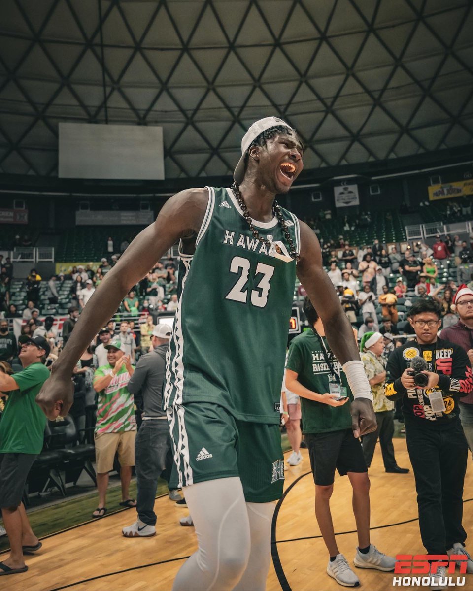 ESPNHonolulu's tweet photo. A CHRISTMAS MIRACLE🎁🎄

#HawaiiBasketball #H3RO #GoBows #ESPN #SportsCenter #ESPNhonolulu https://t.co/OkVNHwjmu4