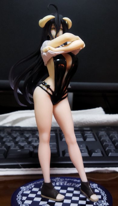 アルベドプライズフィギュア。何かいっぺんに種類出てきたなぁ。その中でも一番えっち。足の太さと腰の具合が良い。ヒザの造形もデッサン良いし。後ろからはほぼ裸。水着のデザインも良い。 