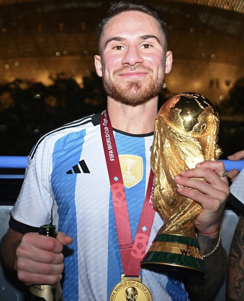 AlbicelesteTalk's tweet image. (🌕) Many big teams in Europe are interested in Alexis Mac Allister and Enzo Fernández. @gastonedul 🇦🇷