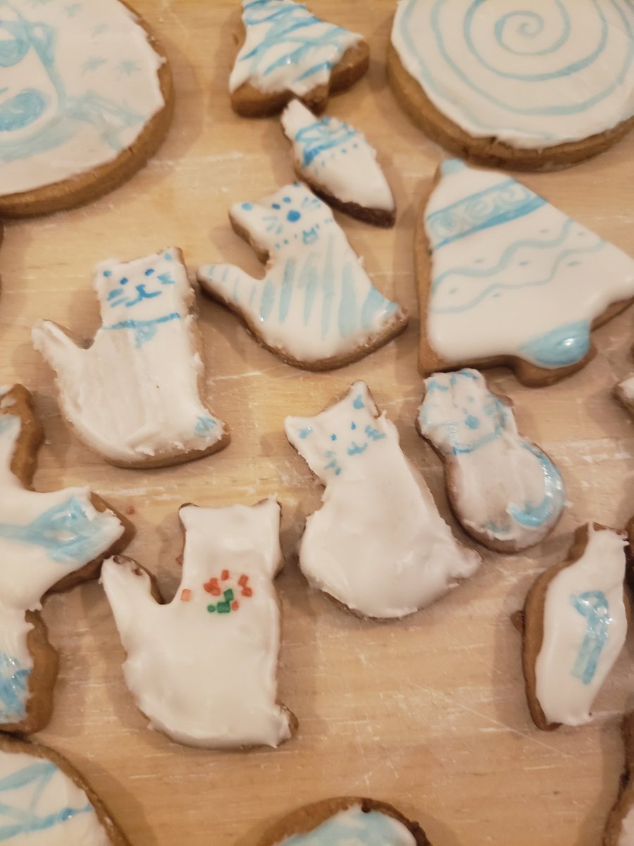 nnjvz's tweet photo. Cat, I'm a kitty cat.
Silly cookie decorating time! https://t.co/aWRbbUSmRc