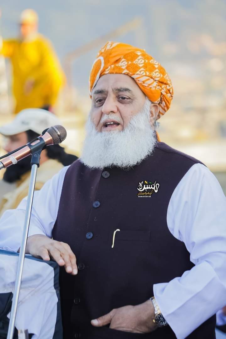HMahmoodullah's tweet photo. مولانا فضل الرحمن صاحب 
 ایک پہاڑ کی مانند ہے  جس کے پیچھے ہم سب نے باطل قوتوں سے پناہ لی ہیں
مولانا سلیم اللّٰہ خان نوراللہ مرقدہ https://t.co/5HIKnyM9UW