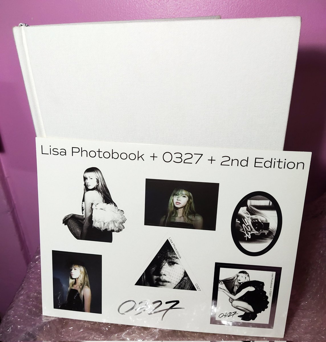 Ttyphoon_'s tweet photo. ❄️รับคู่ 1050 ฿ รวมส่งคับ
🧤ตำหนิ : Photobook v.2 มีรอยเปื้อนและมุมที่บุบลงไปเนื่องจากขนส่งคับ | บั้ม LALISAสีทอง ตำหนิจากขนส่ง ของข้างในปกติทุกอย่าง (ไม่มีการ์ด)
🎄ของแถม : คละการ์ดไปให้คับ
#ตลาดนัดบพ #ตลาดนัดblackpink #Photobooklisa https://t.co/40Ugizl8Od