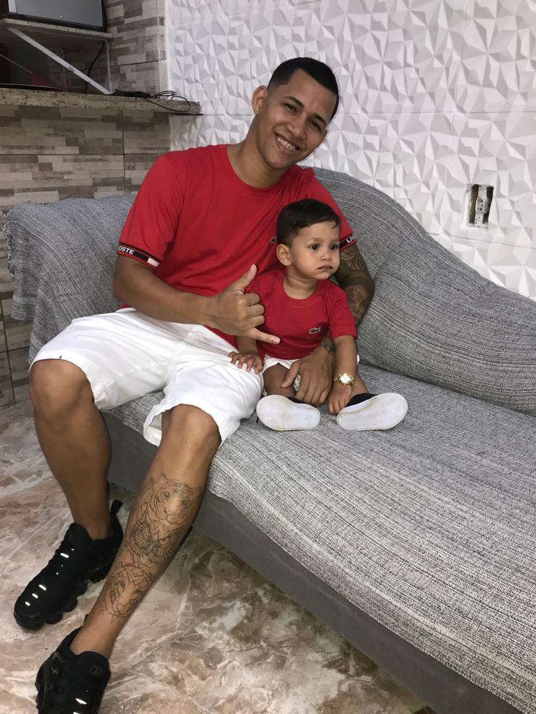 ArabeSheyk's tweet photo. Eu e minha fugurinha dourada do album da minha vida .... 
#Teamofilho https://t.co/PbDoQCjsQ3