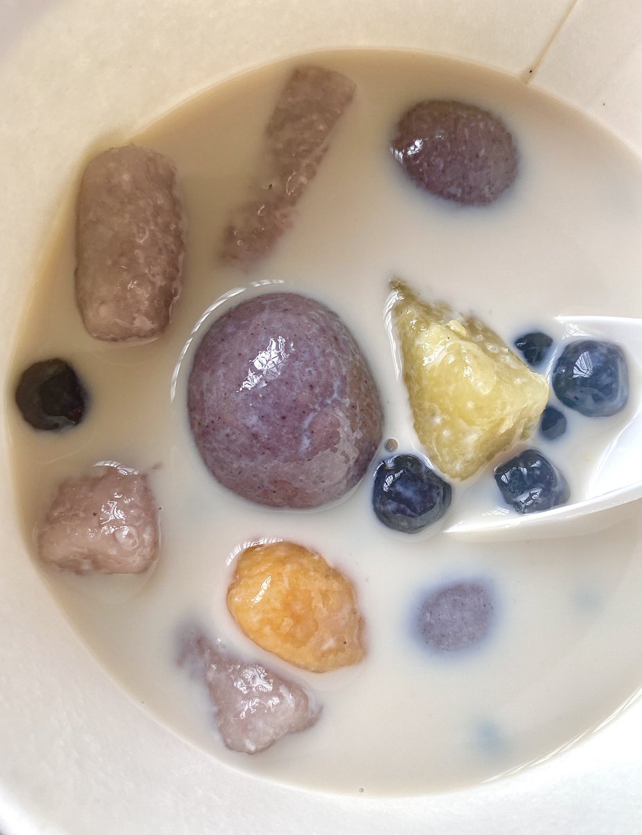 yourmomisgreen8's tweet image. Tangyuan in warm soy milk 😭😭😭 #cravingsorted 🙌🏻✨